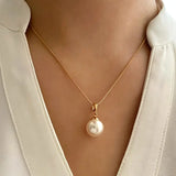 Elegant jewellery set with pearls