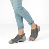 Hazel | Quiet refinement in delicate grey
