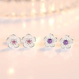 Flower-shaped stud earrings with zirconia