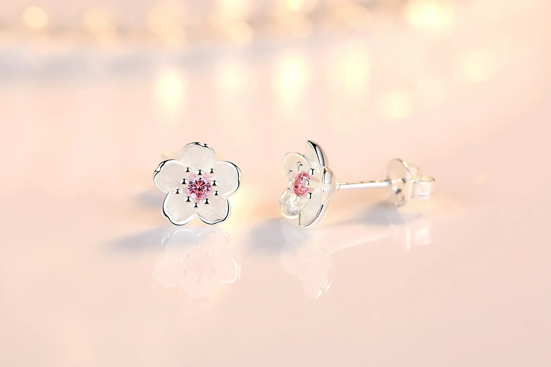 Flower-shaped stud earrings with zirconia