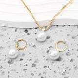 Elegant jewellery set with pearls