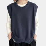 Women's sleeveless jumper with a round neck - Simple and versatile