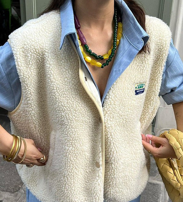 Buttoned sleeveless vest in lambswool for women – Soft, comfortable, and versatile