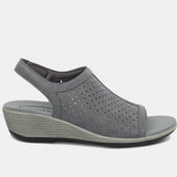 Hazel | Quiet refinement in delicate grey