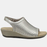 Hazel | Quiet refinement in delicate grey