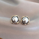 Sophisticated earrings with black pearls